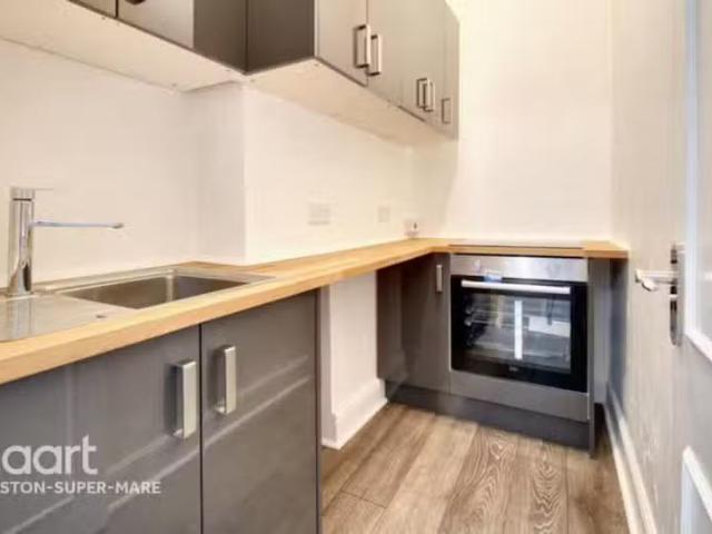 Charming 1 BA 1 bedroom flat for rent in Walliscote Road, West.