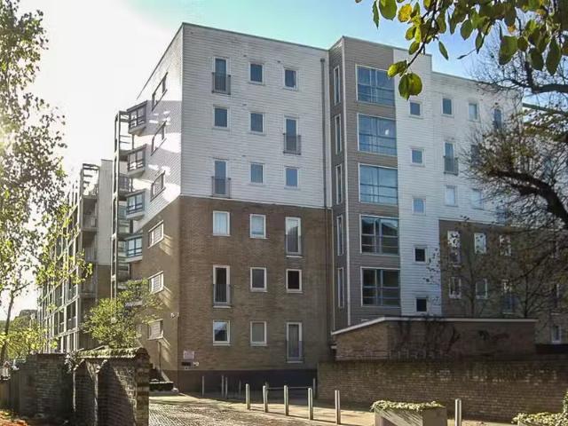 Unique 1 BA 1 bedroom flat for rent in Warren Close, Cambridge.