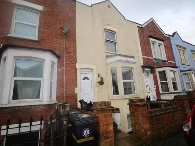For Rent! 1 BA 1 bedroom flat for rent in Arnos Street, Totter.