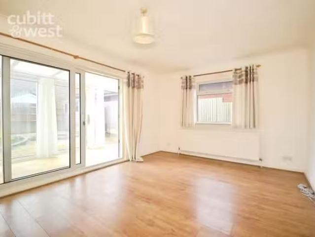 Cheap 1 BA 1 bedroom flat for rent in Capel Avenue, Peacehaven.