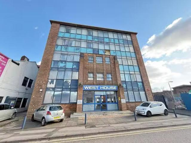 Nice 1 BA 1 bedroom flat for rent in Lombard Street West, West.