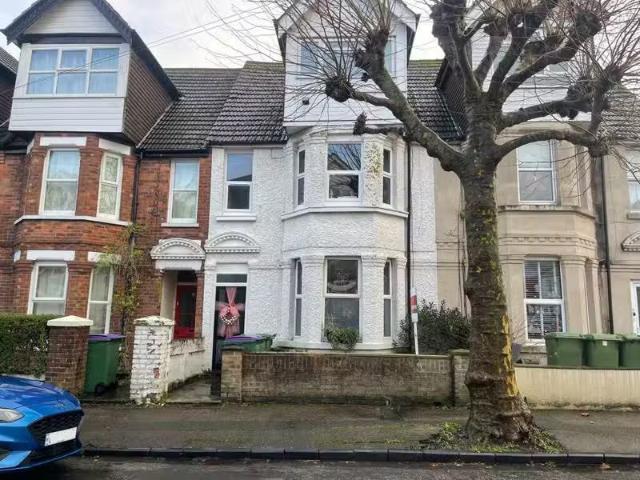 Just in! 1 BA 1 bedroom flat for rent in Quested Road, Folkest.