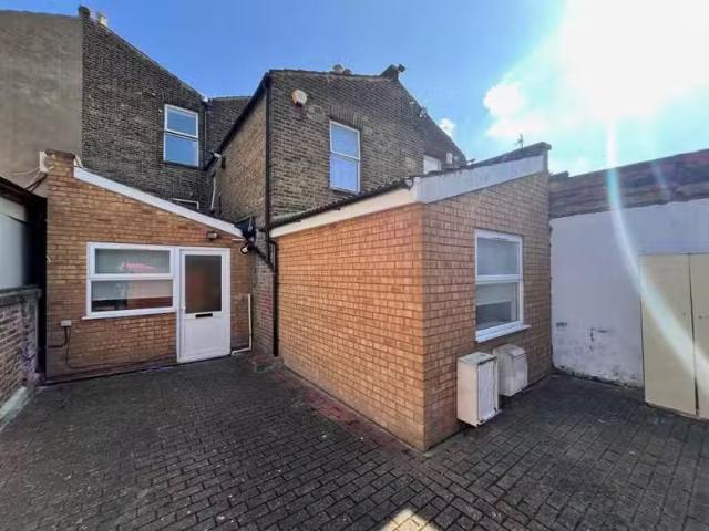 Nice 1 BA 1 bedroom flat for rent in Romford Road, Forest Gate.