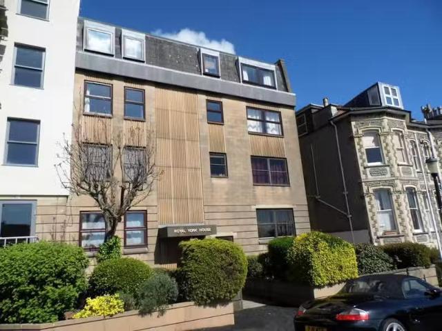 Rental! 1 BA 1 bedroom flat for rent in Royal York Villas, Cli.