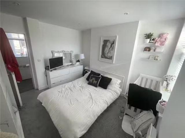 Just in! 1 BA 1 bedroom flat for rent in Southbourne Lane East.