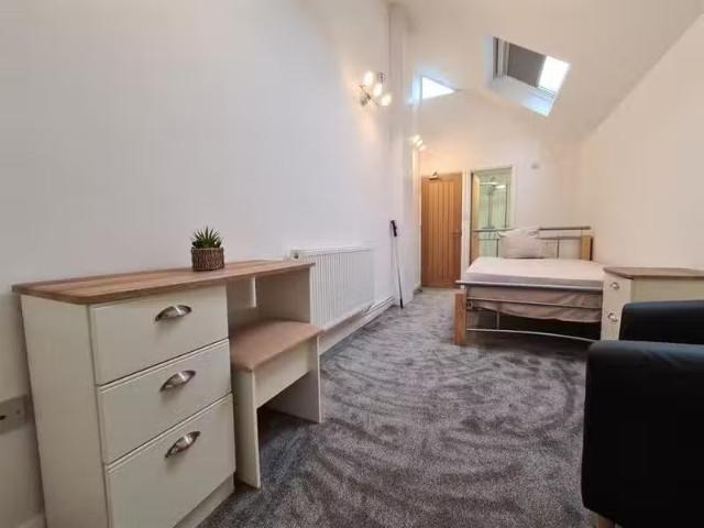For Rent! 1 BA 1 bedroom house for rent in Room 1, 48 Eachard.