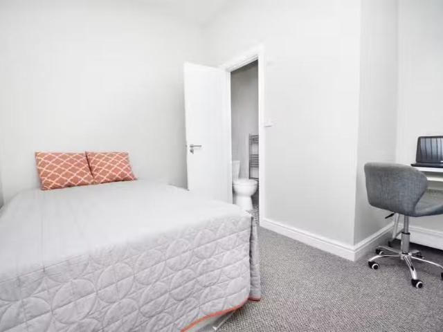 Cheap 1 BA 1 bedroom house share for rent in Berry Street, Bur.