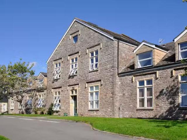 Charming 1 BA 2 bedroom apartment for rent in Hannah More Cour.