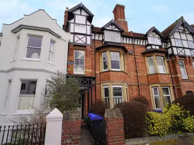For Rent! 1 BA 2 bedroom apartment for rent in Heath Terrace.