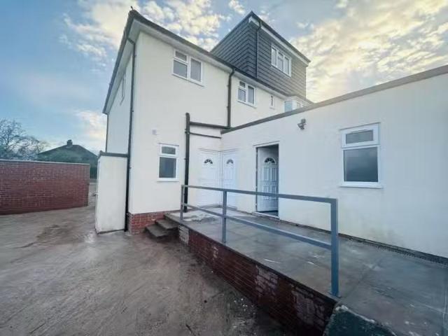 Unique 1 BA 2 bedroom apartment for rent in Quinton Road West.