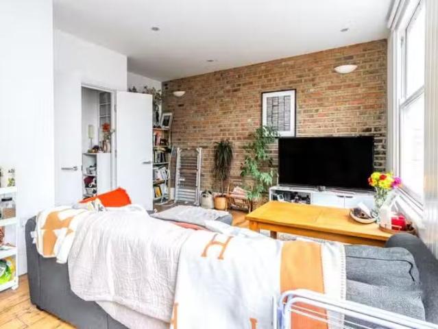 For Rent! 1 BA 2 bedroom apartment for rent in Reighton Road.