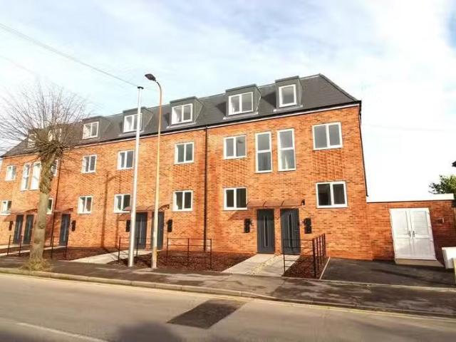 Charming 1 BA 2 bedroom apartment for rent in Ropery Road, Gai.
