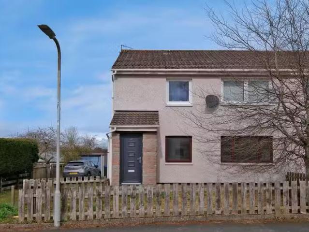 Just in! 1 BA 2 bedroom apartment for rent in Swan Road, Groun.