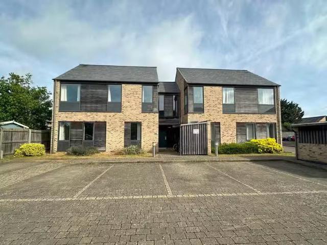 Cheap 1 BA 2 bedroom apartment for rent in Showground Close, T.