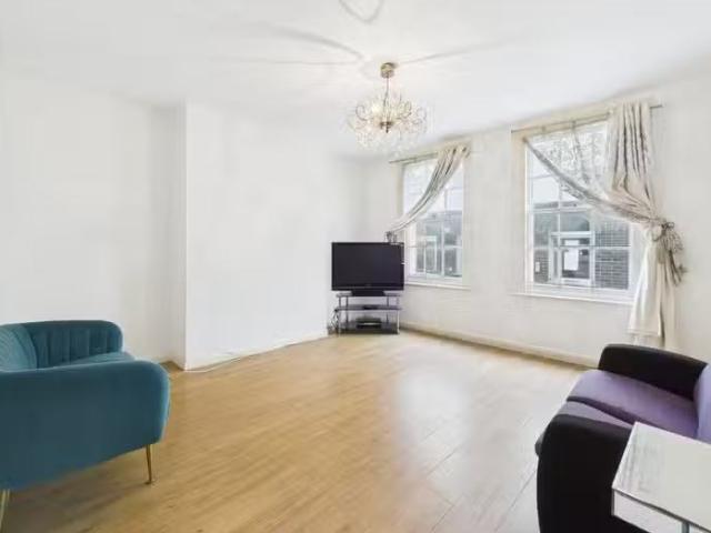 Charming 1 BA 2 bedroom apartment for rent in West Buildings.