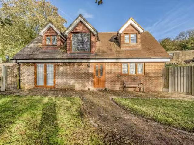 Cozy 1 BA 2 bedroom bungalow for rent in Red House Lane, Lymin.