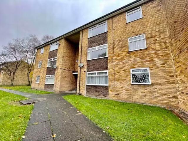Deal! 1 BA 2 bedroom ground floor flat for rent in Blenheim Ho.