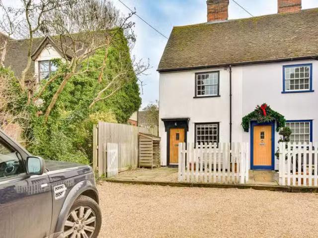 Nice 1 BA 2 bedroom end of terrace house for rent in Church En.