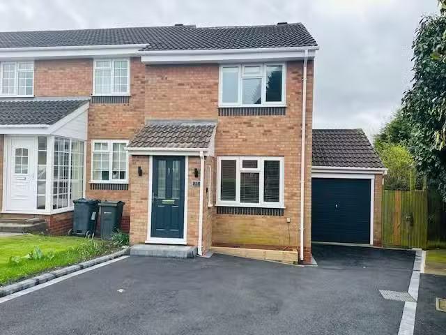 Nice 1 BA 2 bedroom end of terrace house for rent in Lisures D.