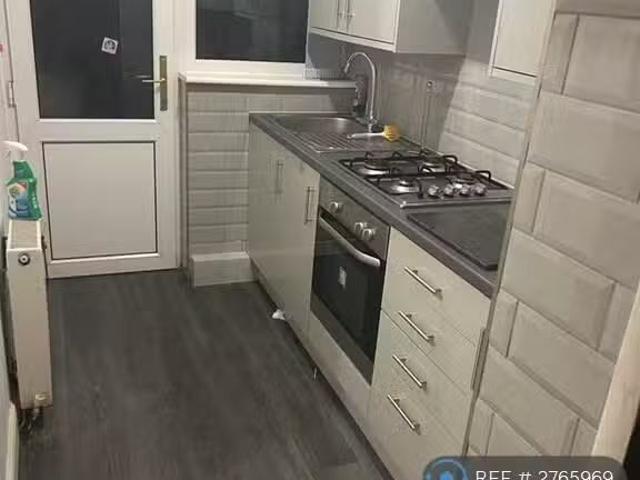 Cheap 1 BA 2 bedroom end of terrace house for rent in Napier R.
