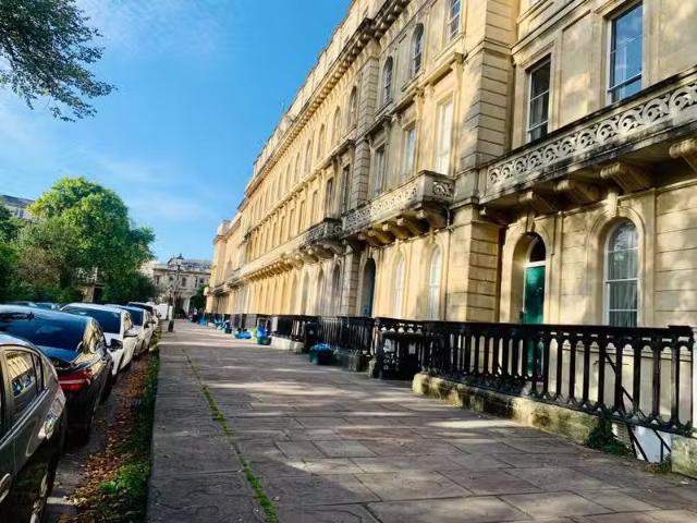 Cozy 1 BA 2 bedroom flat for rent in Victoria Square, Bristol.