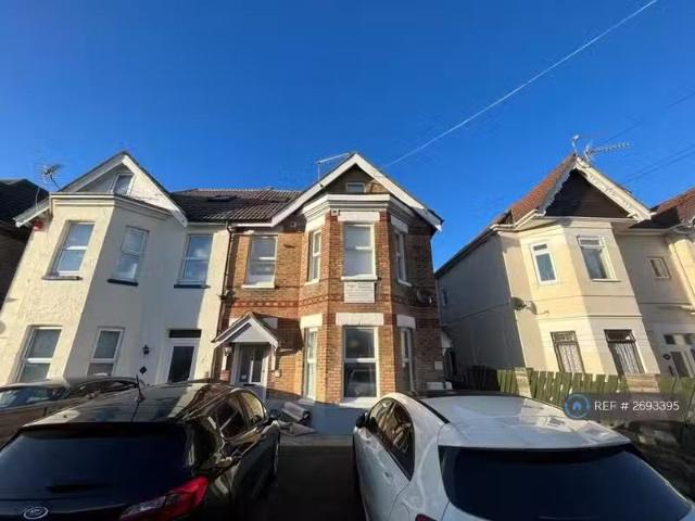 Charming 1 BA 2 bedroom flat for rent in Westby Road, Bournemo.
