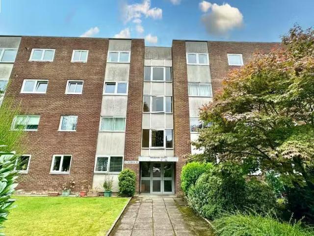 Just in! 1 BA 2 bedroom flat for rent in Woodrow Road, Polloks.
