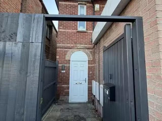 Nice 1 BA 2 bedroom flat for rent in Bournemouth Road, Poole.