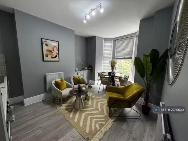 Just in! 1 BA 2 bedroom flat for rent in Crescent Road, London.