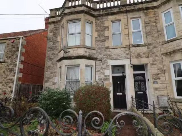Charming 1 BA 2 bedroom flat for rent in Drynham Road, Trowbri.