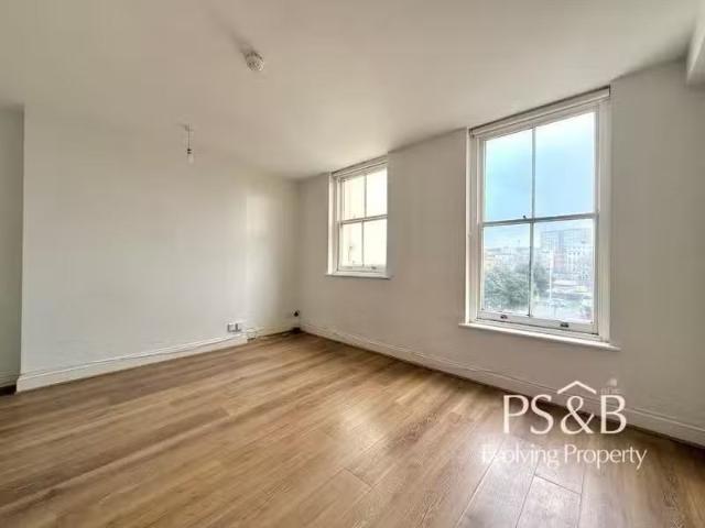 Cheap 1 BA 2 bedroom flat for rent in East Street, Brighton, E.
