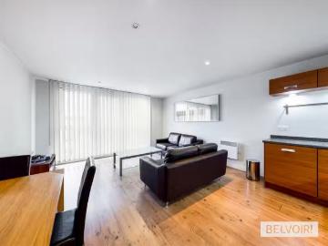 Charming 1 BA 2 bedroom flat for rent in Hall Street, Jeweller.