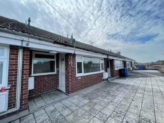 Cheap 1 BA 2 bedroom flat for rent in Lynton Parade, Grimsby.