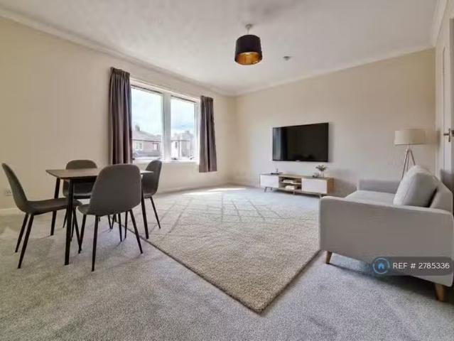Cheap 1 BA 2 bedroom flat for rent in Marionville Medway, Edin.