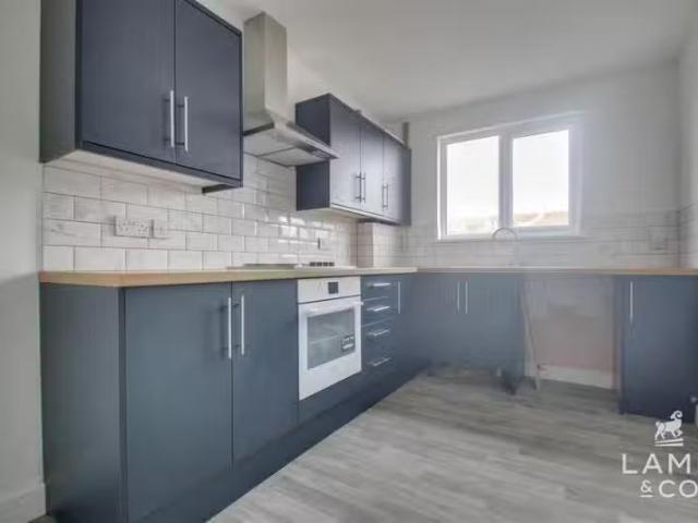 Deal! 1 BA 2 bedroom flat for rent in Meadow Way, Clacton On S.
