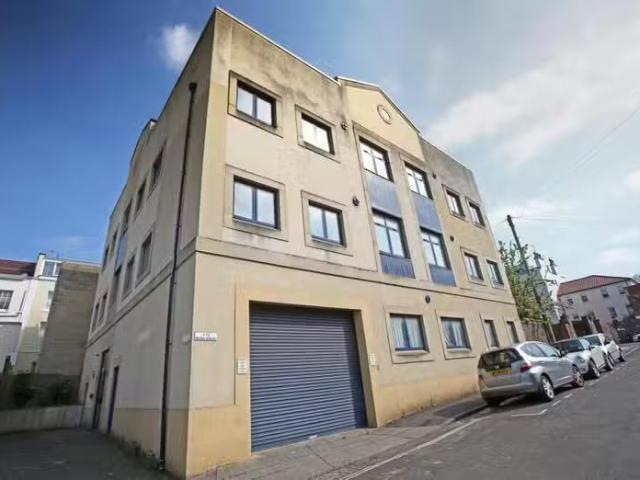 For Rent! 1 BA 2 bedroom flat for rent in Media House, Clifton.