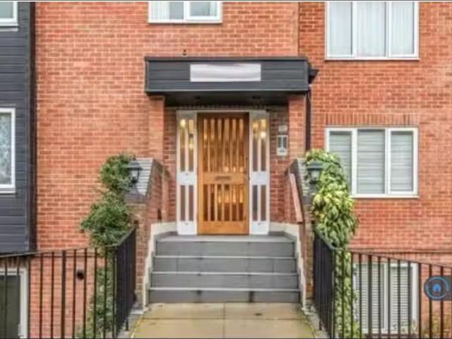 Unique 1 BA 2 bedroom flat for rent in Reedham Drive, Purley.