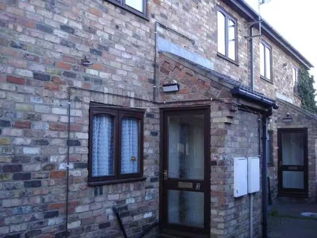 Cheap 1 BA 2 bedroom house for rent in Tennyson Mews, Grimsby.
