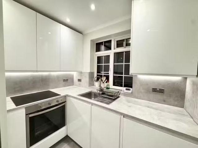 Cozy 1 BA 2 bedroom maisonette for rent in Gomshall Gardens CR8