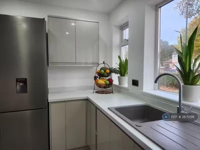 Charming 1 BA 2 bedroom semi detached house for rent in Great.