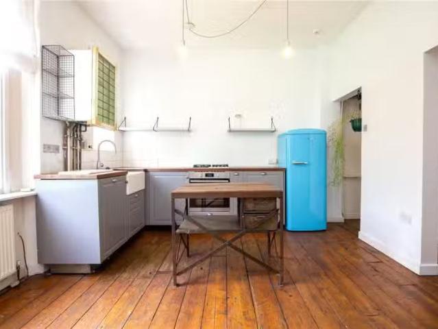 Charming 1 BA 2 bedroom terraced house for rent in City Road.