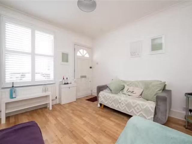 Deal! 1 BA 2 bedroom terraced house for rent in Arthur Road, S.