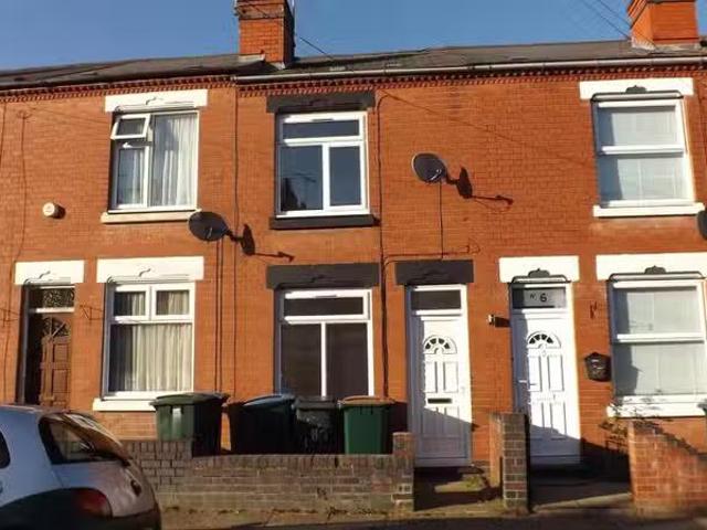 Rental! 1 BA 2 bedroom terraced house for rent in Bristol Road.