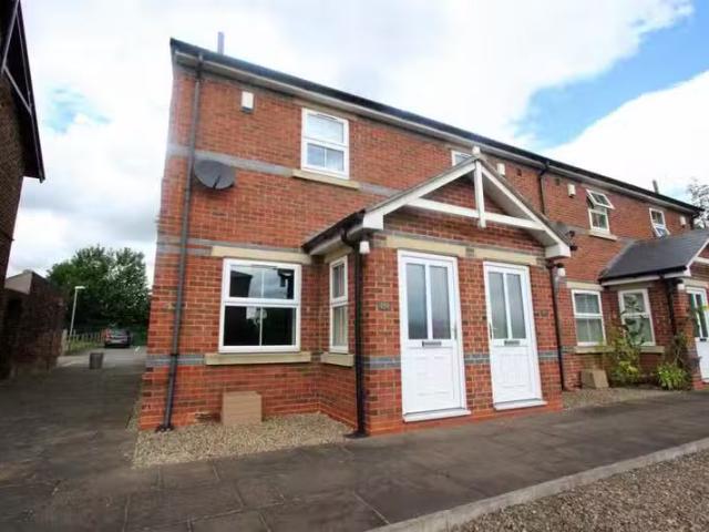 Cozy 1 BA 2 bedroom terraced house for rent in Haughton Road.