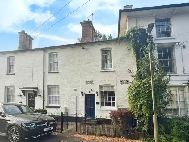 Just in! 1 BA 2 bedroom terraced house for rent in Hall Lane.