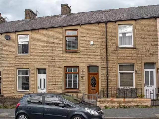 Deal! 1 BA 2 bedroom terraced house for rent in Lowerhouse Lan.