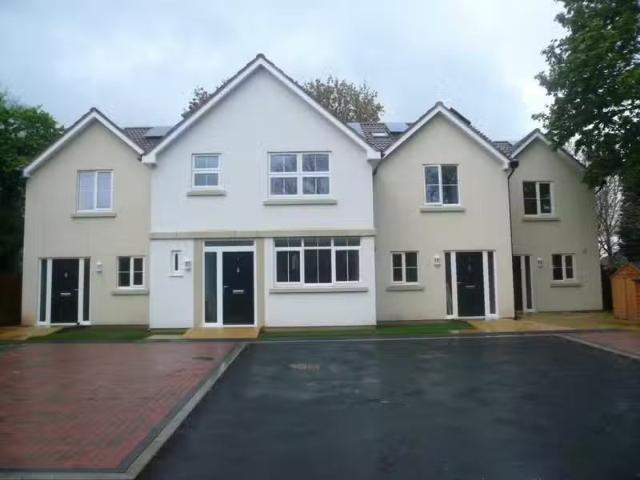 Rental! 1 BA 2 bedroom terraced house for rent in Manor Road.