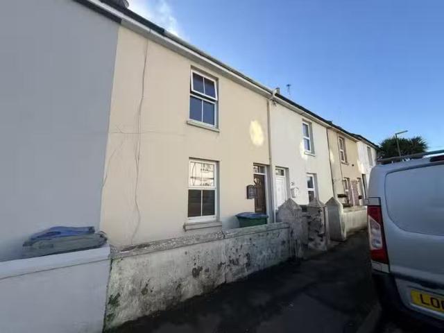 Just in! 1 BA 2 bedroom terraced house for rent in North Stree.