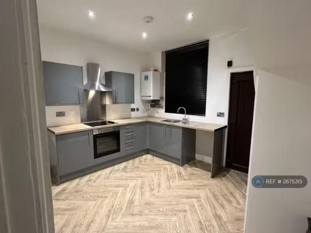 Nice 1 BA 2 bedroom terraced house for rent in Thorne Street.
