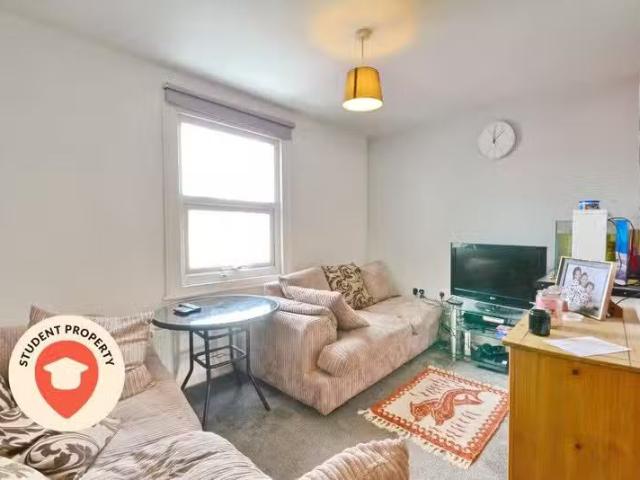 Nice 1 BA 3 bedroom apartment for rent in Southmead Road, Sout.